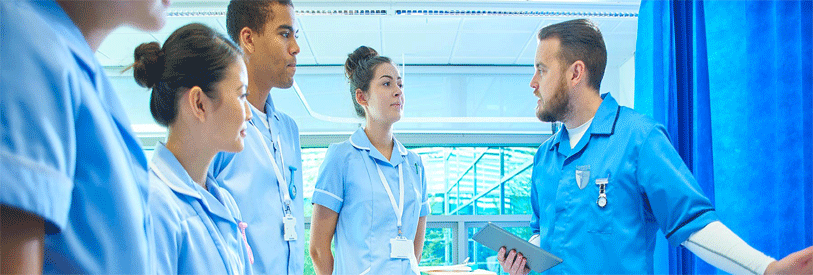 کمک بهیاران در حال کمک رسانی و همکاری