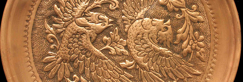 با استفاده از ابزار ساده میتوان روی مس طرح های برجسته ایجاد کرد.  