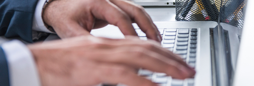 در برنامه نویسی اندروید، برنامه ها نوشته شده و توسعه پیدا میکنند. 