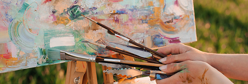 برای نقاشی روی بوم باید از پس زمینه رنگ استفاده کرد.