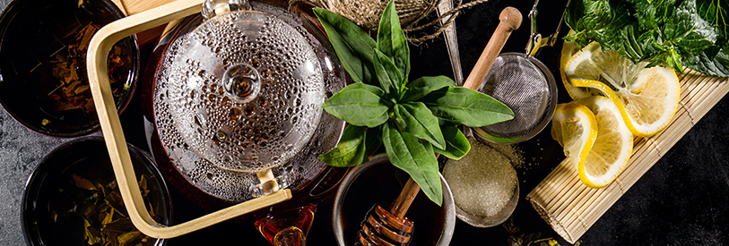 در طب سنتی از انواع گیاهان دارویی استفاده میشود. 