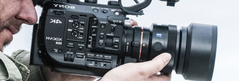 عکاس خبری میتوند از انواع دوربین استفاده کند. 