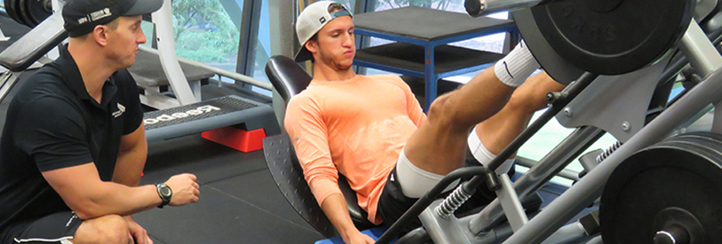 هیچ کدام از حرکات ورزشی نباید به ورزشکار آسیبی وارد کند. 