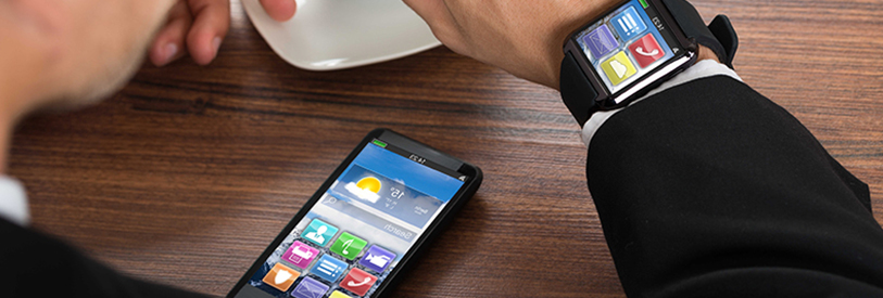 زبان های موبایل توسط برنامه نویس های حرفه ای  نوشته میشوند. 