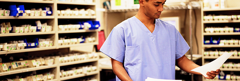 تکنسین داروخانه باید انواع داروها را از هم تشخیص دهد. 