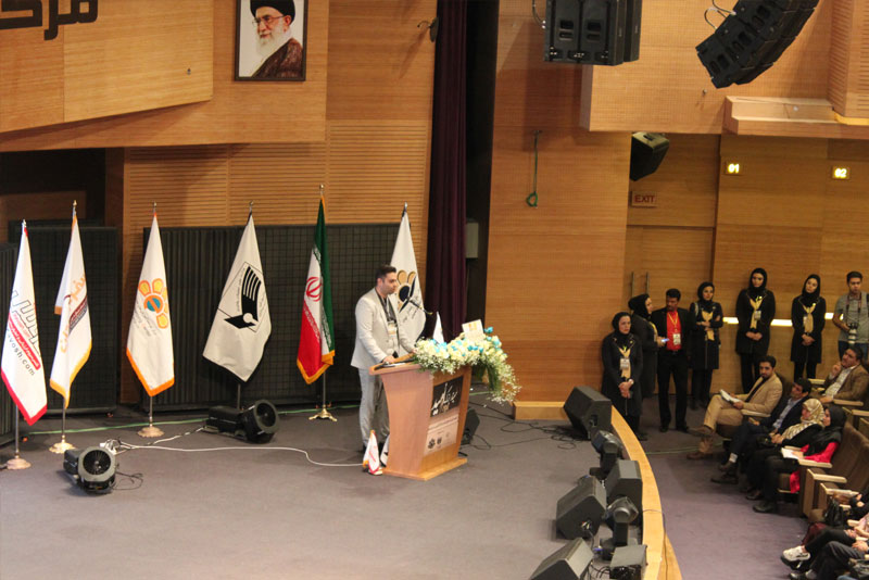 نقاشی هایی که با رنگ گواش کشیده میشوند، کمی مات هستند. 