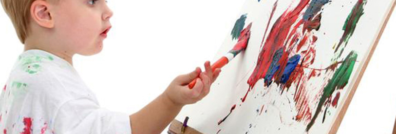 کودکان از نقاشی لذت میبرند. 