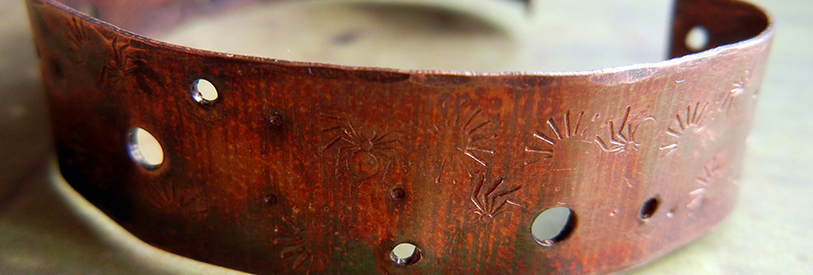 طراحی روی مس، یکی از شیوه های ساخت صنایع دستی مسی است. 