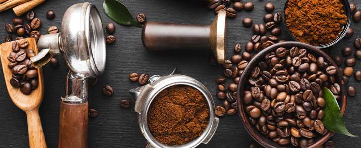 در کافی شاپ ها علاوه بر قهوه، غذای سرد و گرم نیز سرو میشود. 