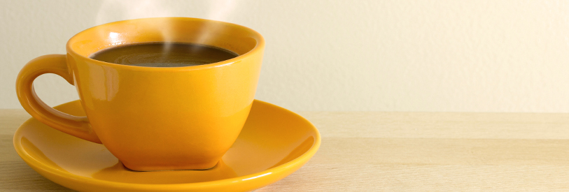 یک باریستا در کافی شاپ مشغول به کار است