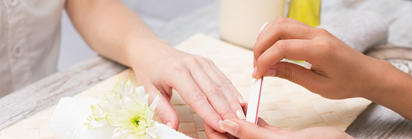 کاشت ناخن برای ناخن های بدفرم مناسب است.