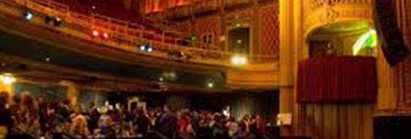 کسب مدرک کارگردانی تئاتر می تواند منجر به ورود به دنیای کسب و کار در این حوزه شود.