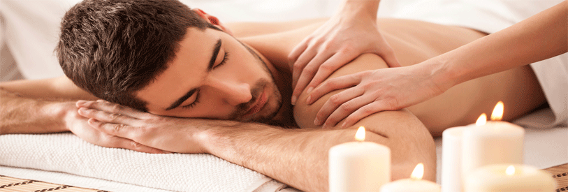 مردی که در حال ماساژ چینی است