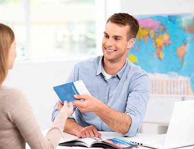 کارمند فروش تور گردشگری